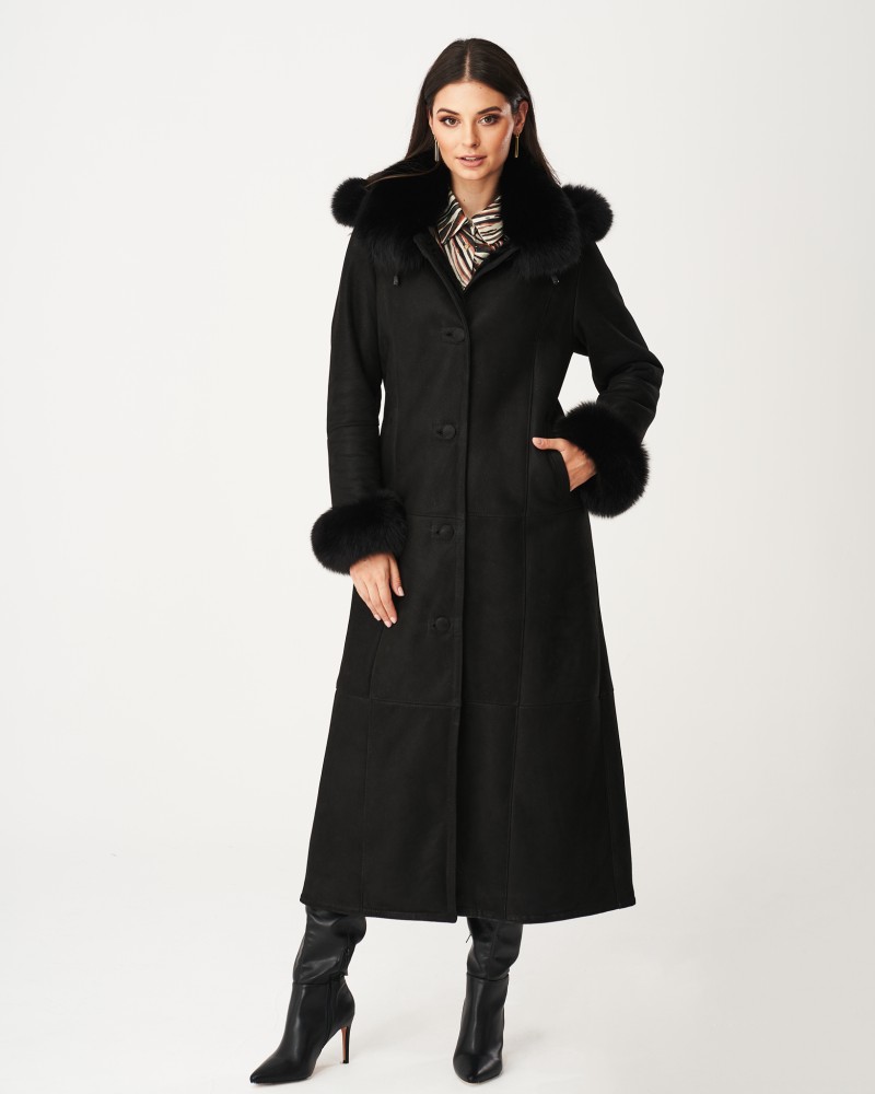 Ciepły długi kożuch damski z kapturem obszytym futerkiem, funkcjonalność i styl.