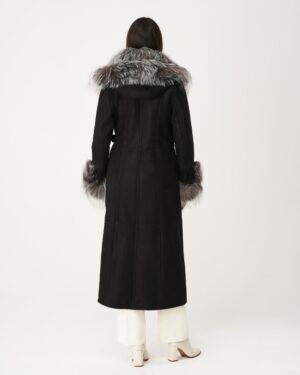 Czarny kożuch damski z futrzanym kapturem i mankietami, długi krój, idealny na zimowe dni