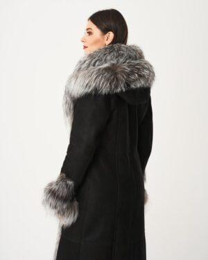Czarny kożuch damski z futrzanym kołnierzem i rękawami, idealny na zimowe dni