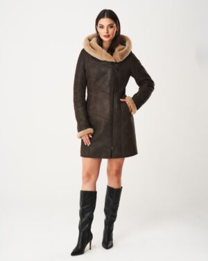 kożuch damski w kolorze ciemnym z futrzanym kapturem i mankietami, zapinany na zamek