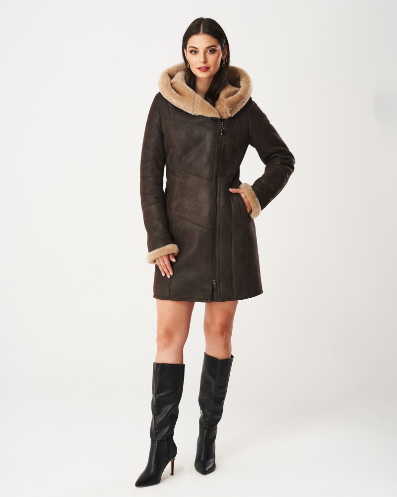 kożuch damski w kolorze ciemnym z futrzanym kapturem i mankietami, zapinany na zamek