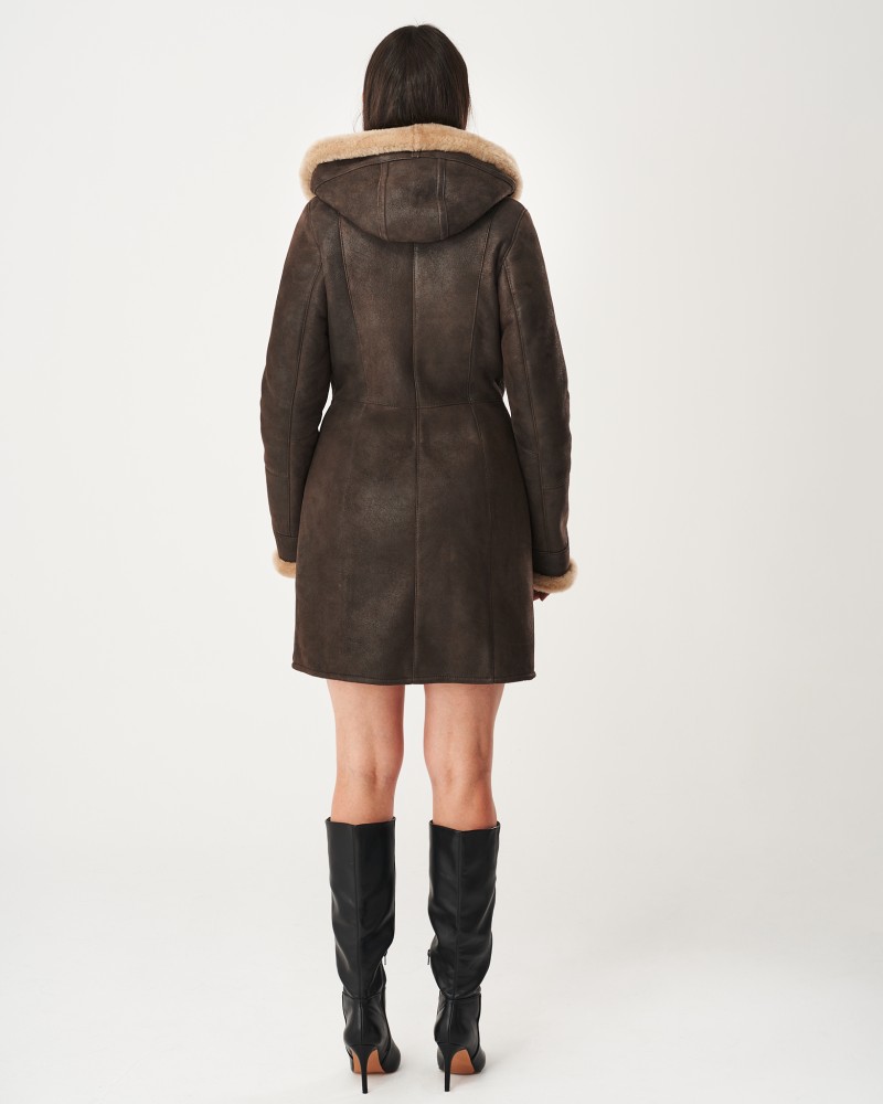 Kożuch damski w ciemnym brązie z kapturem i futrzanym wykończeniem, idealny na zimowe dni