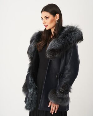 Kożuch damski w ciemnym kolorze z futrzanym kołnierzem i mankietami, zapinany na pasek z klamrą