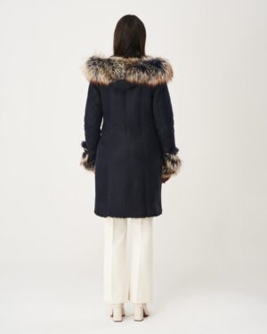 Kożuch damski w kolorze granatowym z futrzanym kołnierzem i ozdobnymi mankietami