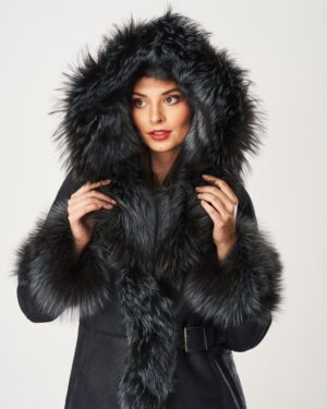 Kożuch damski w kolorze granatowym z dużym futrzanym kapturem i ozdobnym paskiem w talii