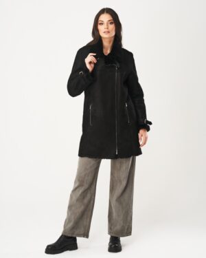 Czarny kożuch damski z kołnierzem, zapinany na zamek, z kieszeniami po bokach i regulowanymi mankietami