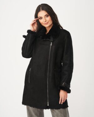 Czarny kożuch damski z futrzanym kołnierzem, długim rękawem i zamkiem błyskawicznym z boku