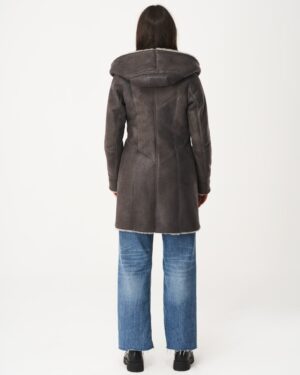 Kożuch damski w ciemnoszarym kolorze z kapturkiem i miękkim wykończeniem na kołnierzu