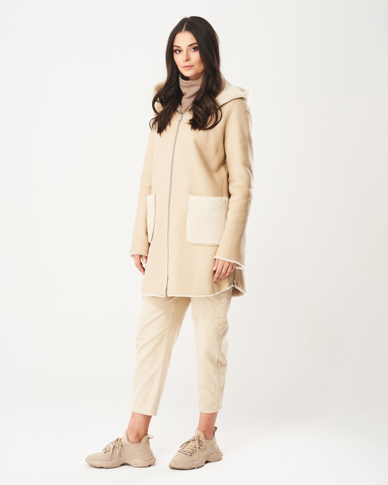 Kożuch damski w jasnym beżowym kolorze z kapturem i kieszeniami, idealny na zimowe dni