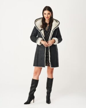 Popielaty kożuch damski z szerokim kapturem i futrzanym wykończeniem, zapinany na guziki, idealny na zimowe dni