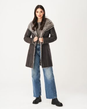 Kożuch damski w kolorze szarym z szerokim kołnierzem i ozdobnym wykończeniem na brzegach