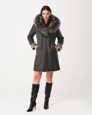 Kożuch damski w kolorze szarym z szerokim futrzanym kołnierzem i kieszeniami na bokach