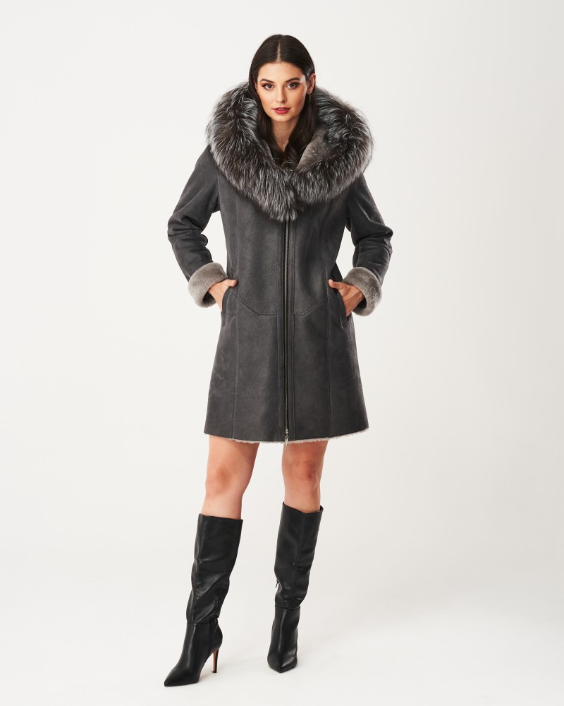 Kożuch damski w kolorze szarym z szerokim futrzanym kołnierzem i kieszeniami na bokach
