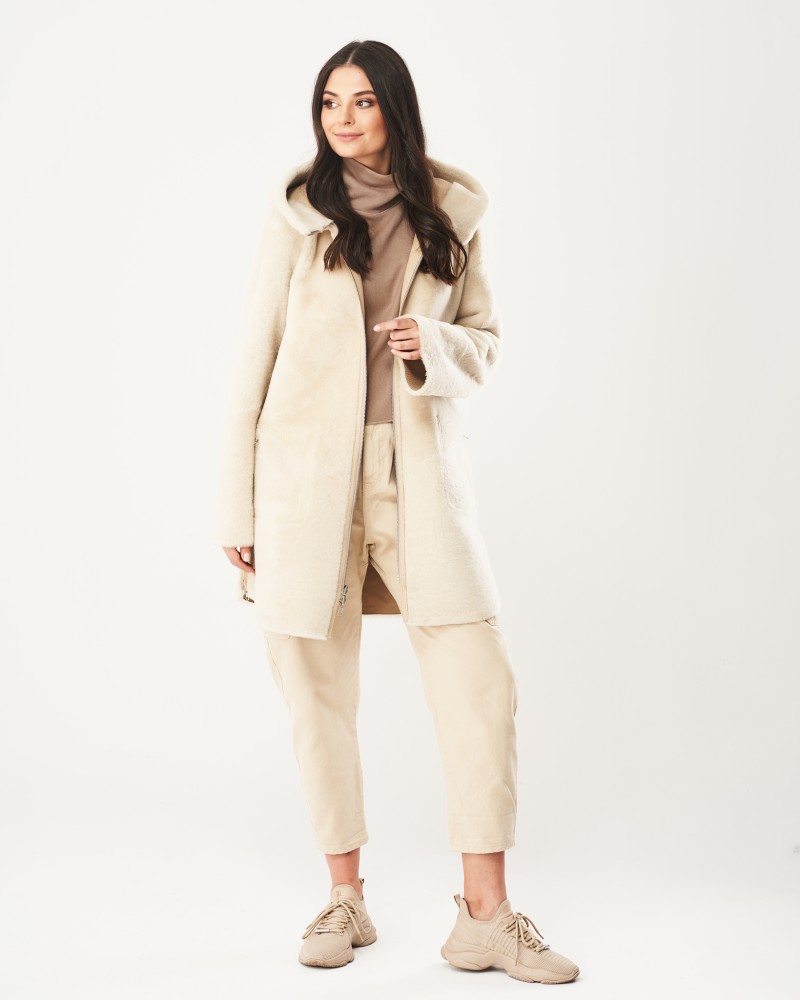 Kożuch damski w jasnym kolorze z kapturem, długimi rękawami i prostym krojem, idealny na zimowe dni