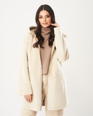 Kożuch damski w jasnym kolorze z kapturem i kieszeniami, idealny na zimowe dni