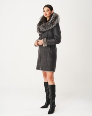Kożuch damski w kolorze szarym z szerokim futrzanym kołnierzem i zapięciem na suwak