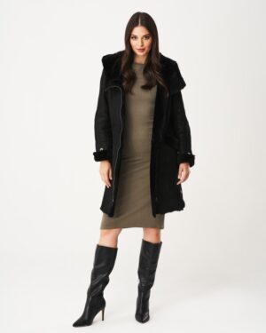 Kożuch damski w kolorze czarnym z futrzanym kołnierzem i rękawami, długi krój z zapięciem na guziki