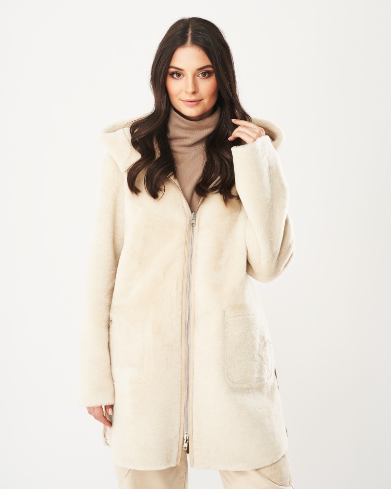 Kożuch damski w jasnym kolorze z kapturem i kieszeniami, idealny na zimowe dni