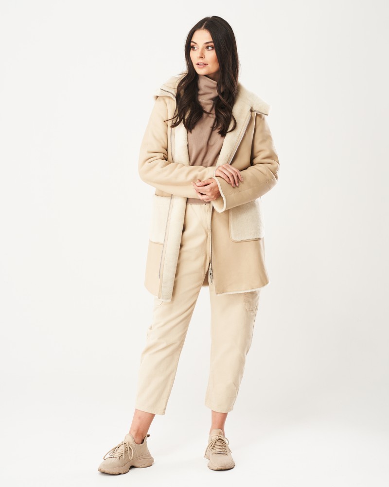 Kożuch damski w jasnym beżu z kapturem i kieszeniami, idealny na zimowe dni