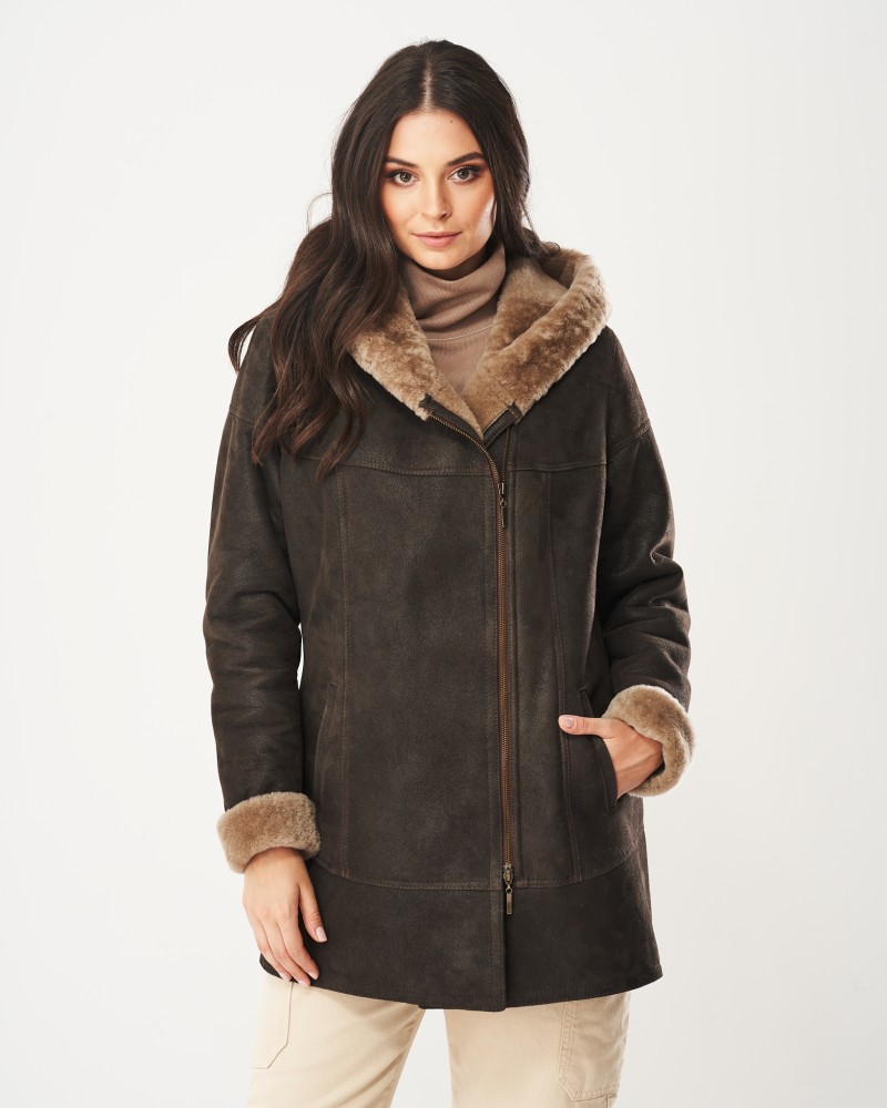 Kożuch damski w ciemnym brązie z futrzanym kołnierzem i kieszeniami na ręce