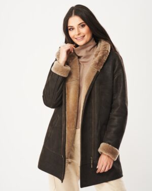 Kożuch damski w ciemnym kolorze z miękkim futrzanym kołnierzem i mankietami, zapinany na zamek