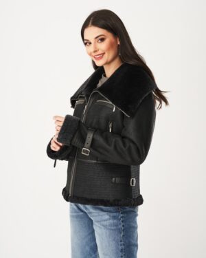 Kożuch damski z szerokim kołnierzem, zamkiem i ozdobnymi paskami na rękawach