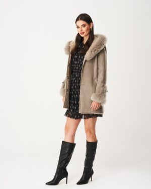 Kożuch damski w jasnym kolorze z futrzanym kołnierzem i rękawami, idealny na zimowe dni