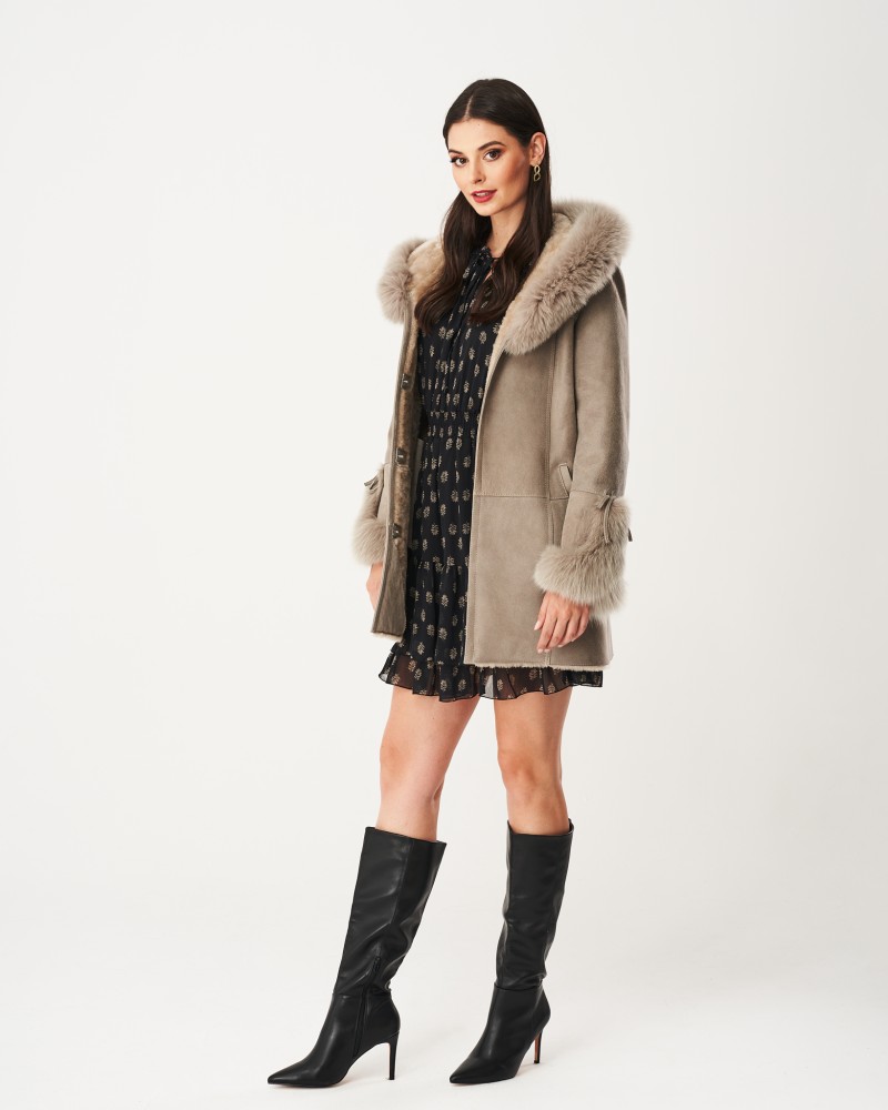 Kożuch damski w jasnym kolorze z futrzanym kołnierzem i rękawami, idealny na zimowe dni