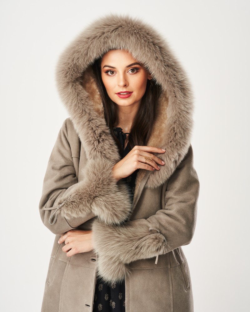 Stylowy kożuch damski z guzikami i kapturem z wysokiej jakości obszyciem z naturalnego lisa.