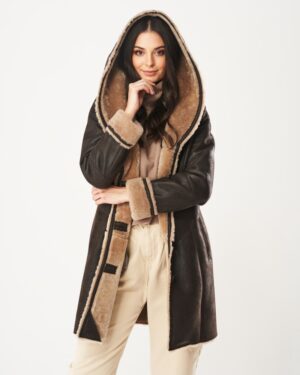 Kożuch damski w kolorze ciemnym, z dużym kapturem i miękkim futrem wewnętrznym, zapinany na guziki