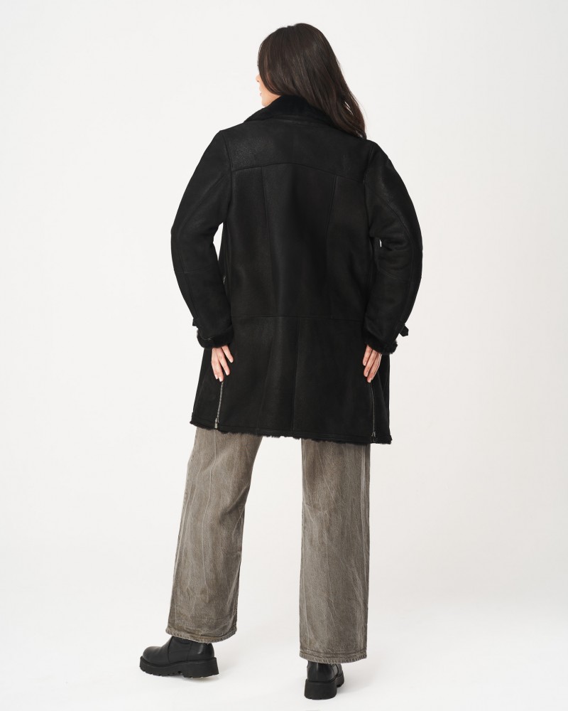 Czarny kożuch damski z długim krojem, z kołnierzem i miękkim wykończeniem rękawów