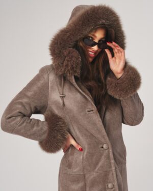 kożuch damski w kolorze brązowym z kapturem i futrzanymi mankietami, elegancki krój z guzikami