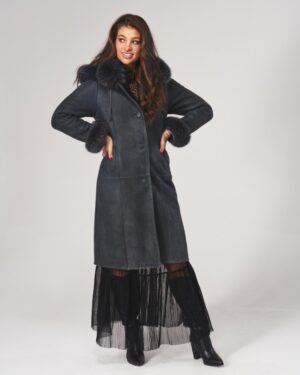 Kożuch damski w kolorze ciemnoszarym z futrzanym kołnierzem i mankietami, zapinany na guziki