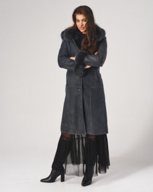 Kożuch damski w kolorze granatowym z futrzanym kołnierzem i mankietami, idealny na zimowe dni