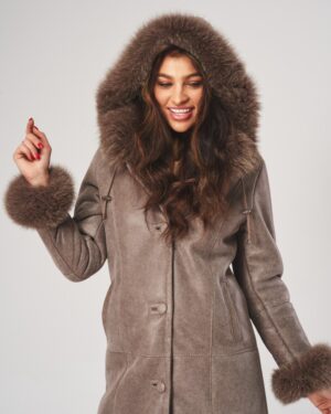 Kożuch damski w odcieniu brązu z futrzanym kapturem i mankietami, z guzikami i kieszeniami po bokach