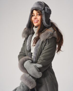 Kożuch damski w kolorze szarym z futrzanym kołnierzem i rękawiczkami, idealny na zimowe dni