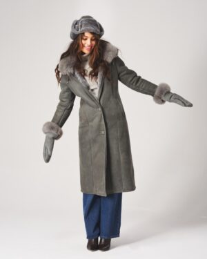 Kożuch damski w kolorze szarym z futrzanym kołnierzem i mankietami, z guzikami i szerokim krojem