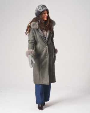 Kożuch damski w kolorze szarym z futrzanym kołnierzem i mankietami, zapinany na guziki, idealny na zimowe dni