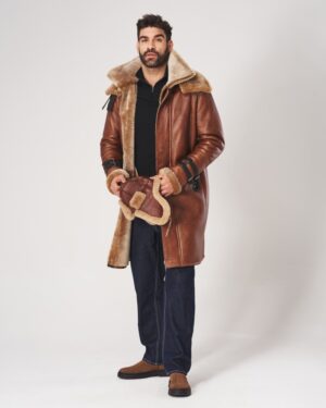 Kożuch męski w kolorze brązowym z futrzanym kołnierzem i paseczkami na rękawach, idealny na zimowe dni