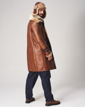 Męski kożuch w brązowym kolorze z futrzanym kołnierzem i dodatkowym zapięciem na guziki