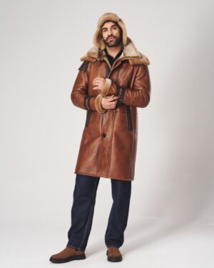 Elegancki, długi kożuch męski z obszernym kołnierzem i ozdobnymi guzikami. Idealna ochrona przed zimnem.