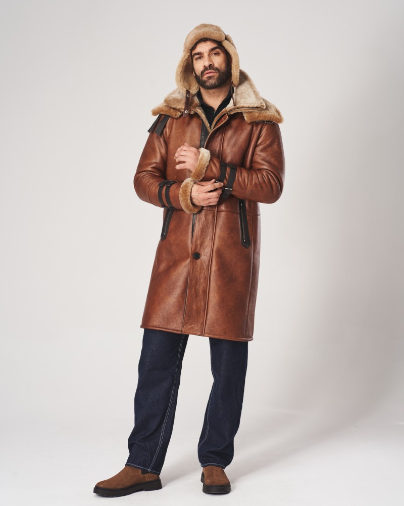 Elegancki, długi kożuch męski z obszernym kołnierzem i ozdobnymi guzikami. Idealna ochrona przed zimnem.