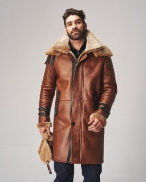 kożuch męski w kolorze brązowym z futrzanym kołnierzem i rękawami, z paskami na ramionach i guzikami