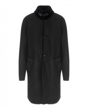 Czarny kożuch męski z kołnierzem, zapinany na guziki, z dwiema kieszeniami bocznymi