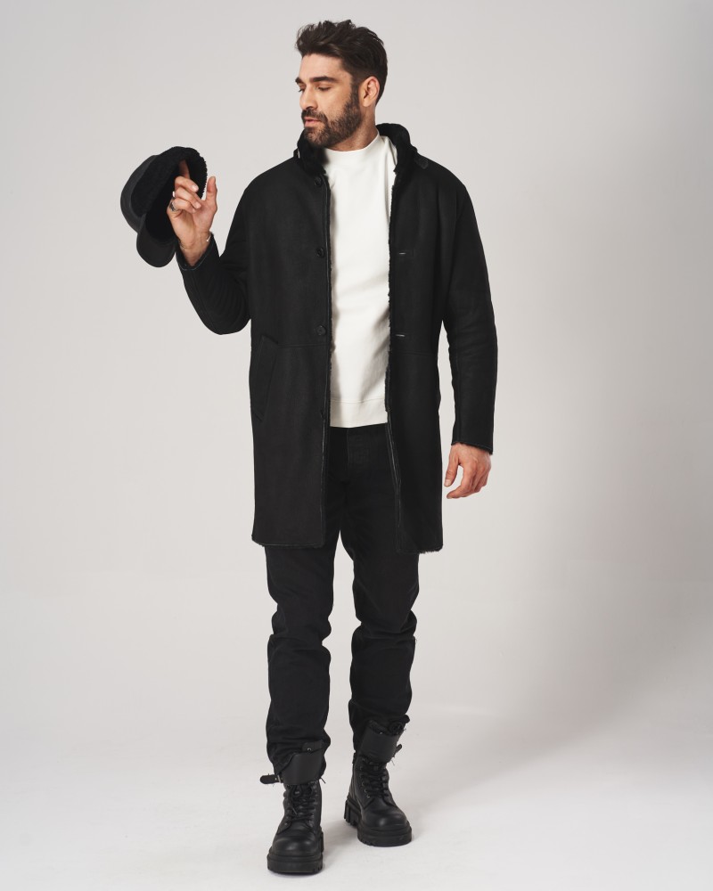 Czarny kożuch męski z kapturem, guzikiem i eleganckim krojem, idealny na zimowe dni