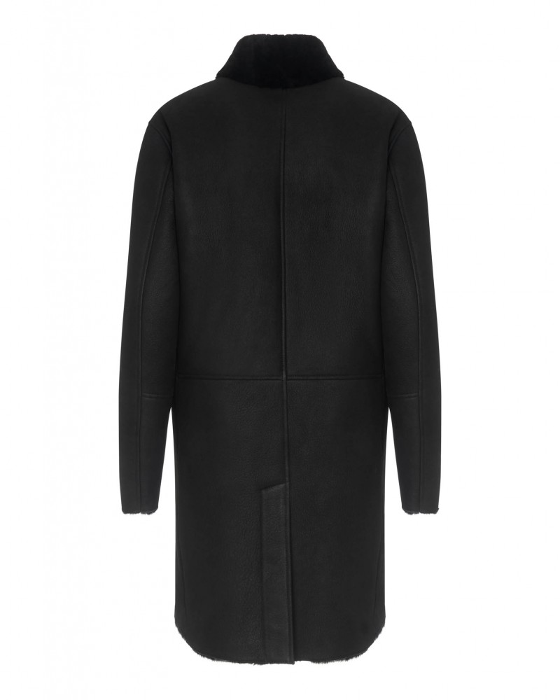 Czarny kożuch męski z miękkim kołnierzem, prosty krój, idealny na zimowe dni