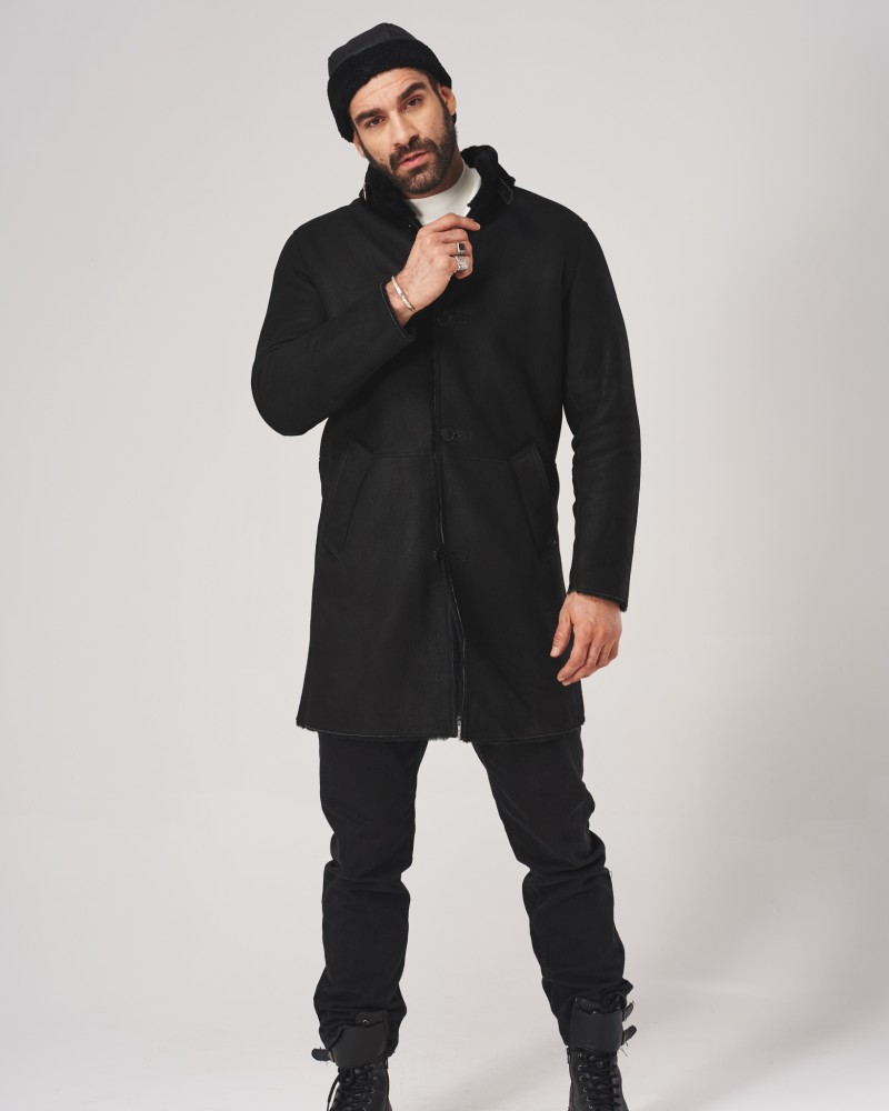 Czarny kożuch męski z kołnierzem, zapinany na guziki, idealny na zimowe dni