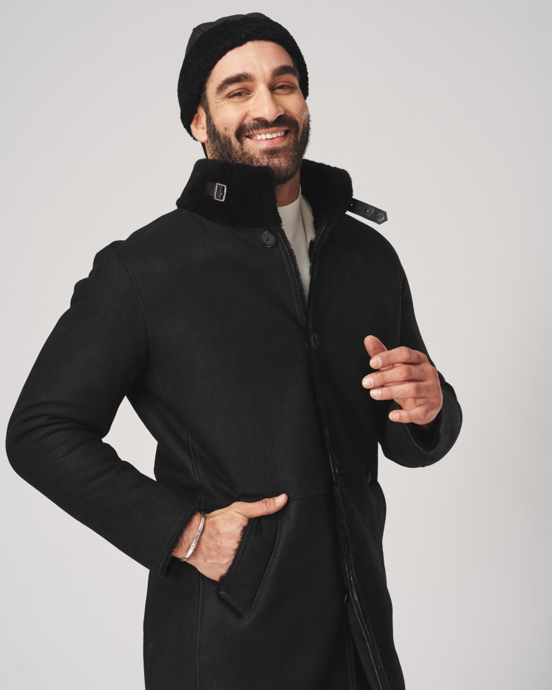 Czarny kożuch męski z kołnierzem z futra, z guzikami oraz kieszeniami po bokach