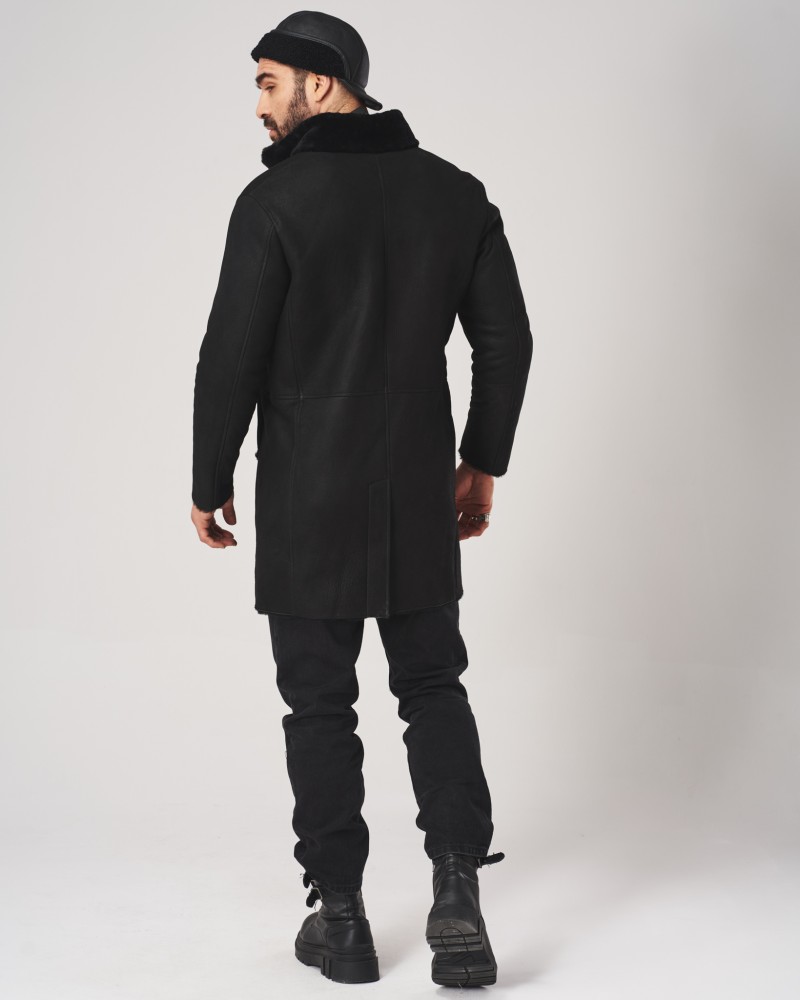 Czarny kożuch męski z wysokim kołnierzem i miękkim wykończeniem, idealny na zimowe dni