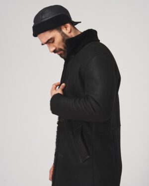 Czarny kożuch męski z wysokim kołnierzem i guzikami, idealny na zimowe dni